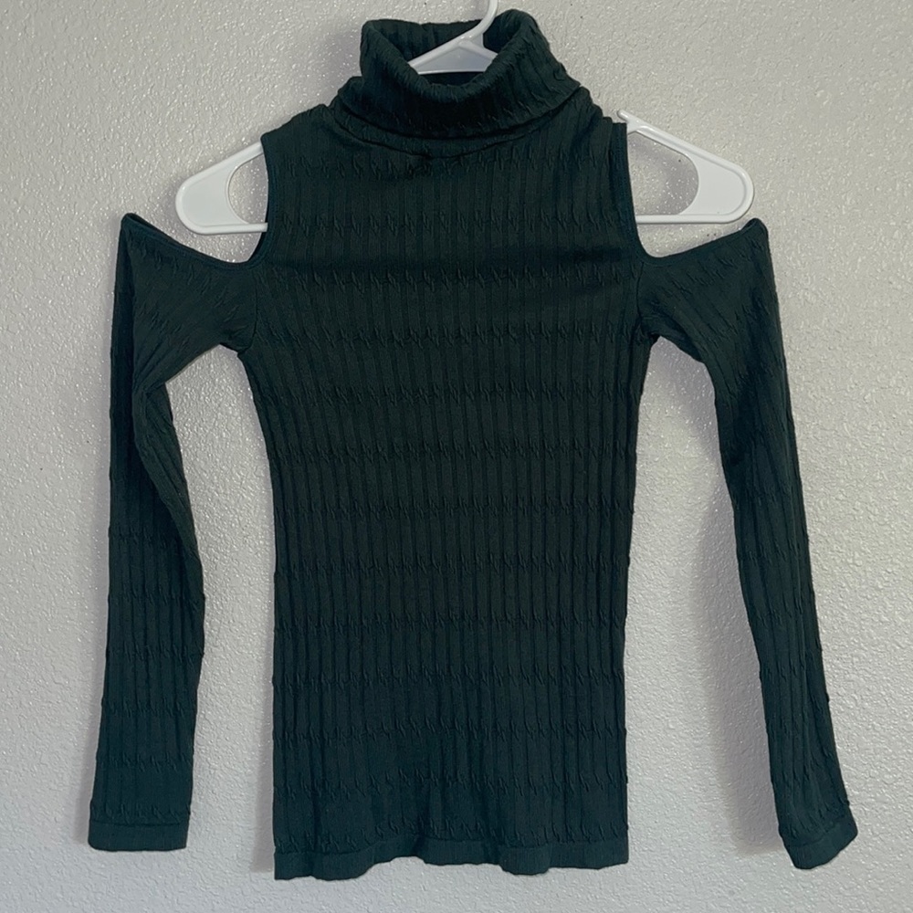 Long green sleeve turtleneck